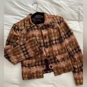 David Meister skirt suit set, good condition 
blazer: size 6 skirt: size 4